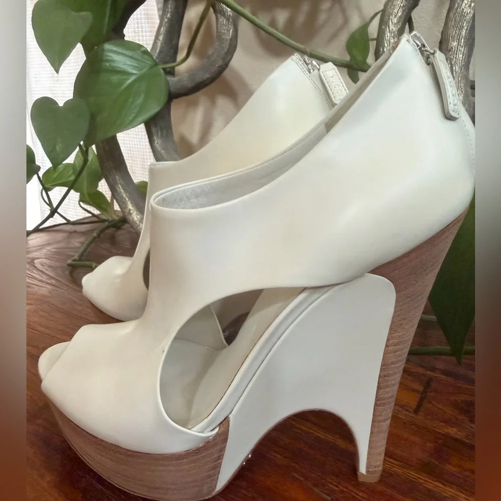 Brand New Gucci Clemence Cutout Leather Platform Wedge. - Picture 3 of 11